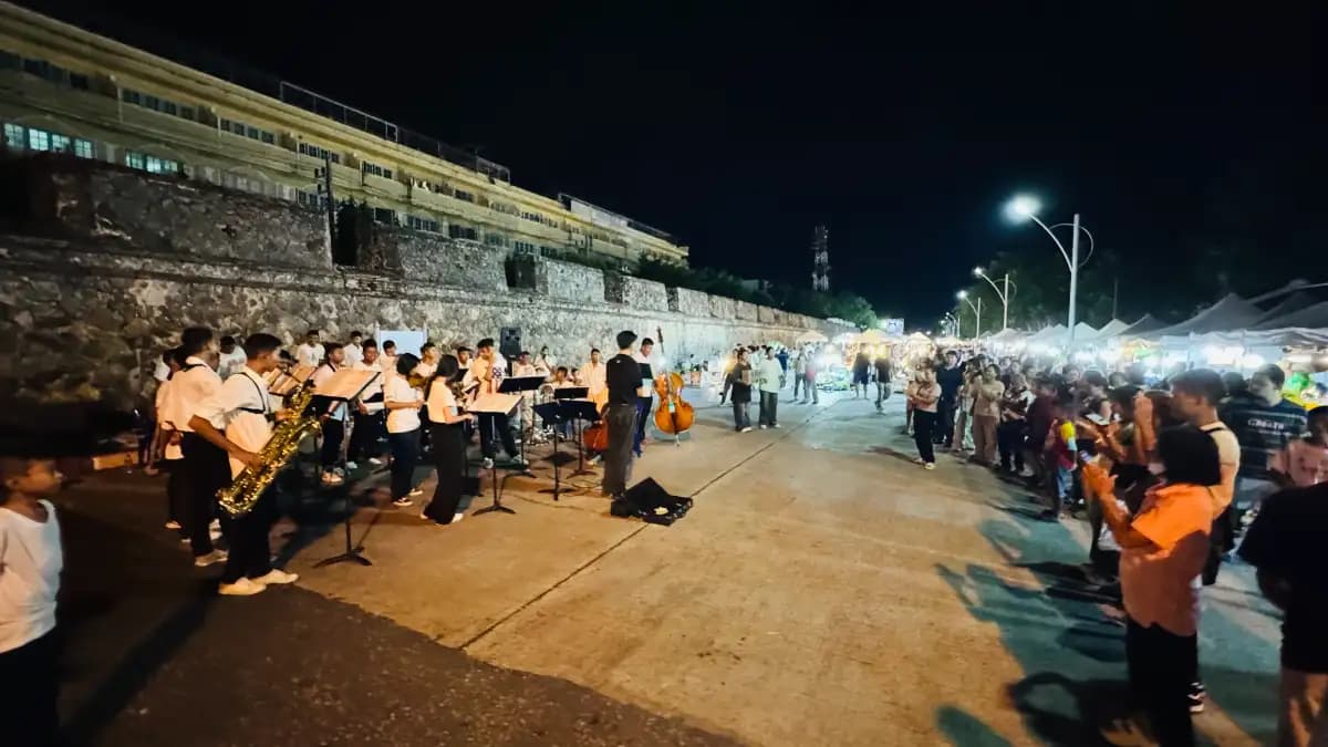 송클라 ‘Songkhla Tae Raek’ 워킹스트리트에서 울려 퍼진 Municipal School 5 (Wat Hua Pom Nok) 관악합주단의 매력적인 연주